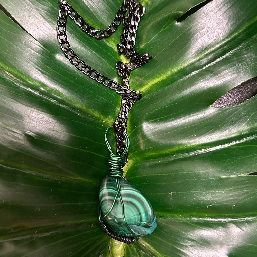GORGEOUS malachite black & green wire wrapped crystal pendant stainless necklace